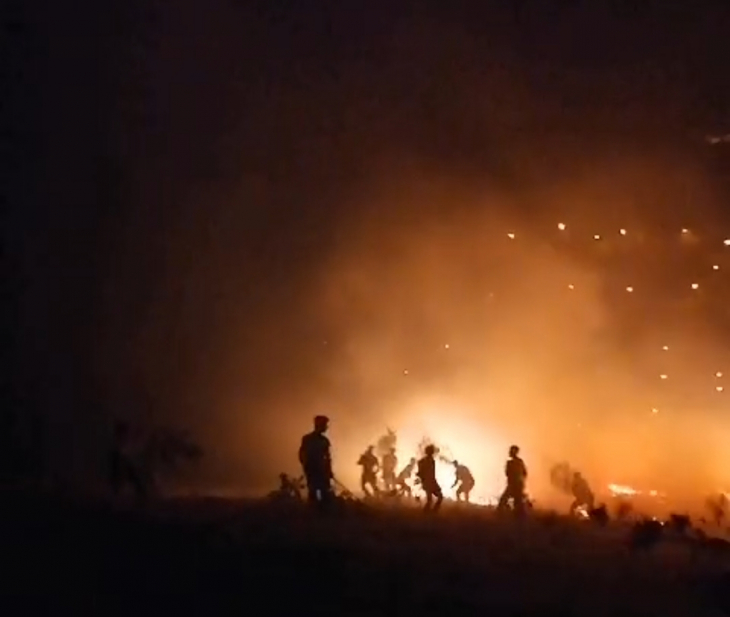 Siirt'te Köyde Yangın Çıktı! Jandarma Köy Halkıyla Birlikte Yangını Söndürmek İçin Seferber Oldu