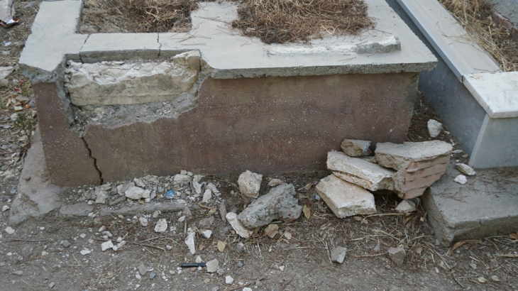 Siirt'te Şeyh Devğa Mezarlığındaki Mezarlar Tahrip Ediliyor! Ziyarete Gelen Vatandaşlar Önlem Alınmasını İstedi!