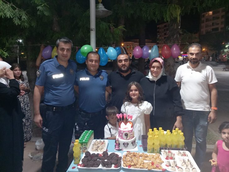 Siirt'te küçük kızın doğum günü kutlamasına polis ekipleri de katıldı