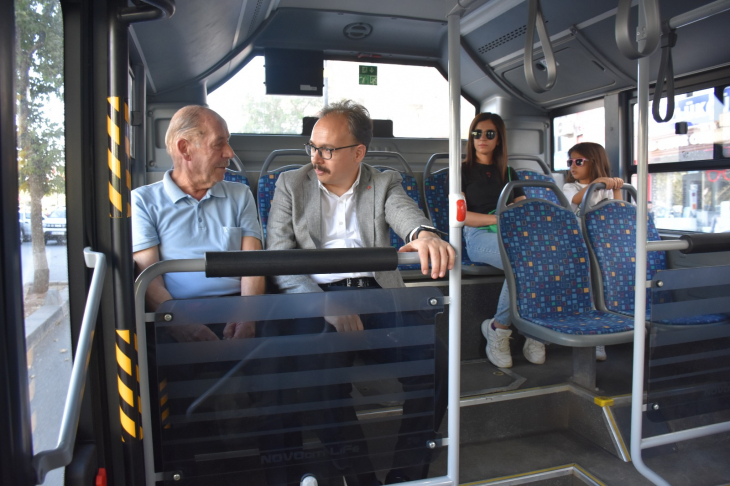 Siirt Valisi Kızılkaya, Belediye Otobüsünde Yolculuk Yaparak Halkın Sorununu Dinledi