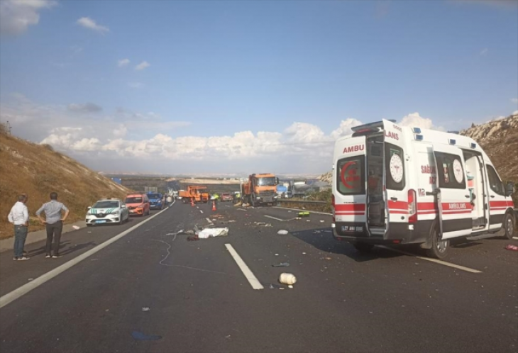 Gaziantep-Şanlıurfa otoyolunda minibüsle kamyon çarpıştı: 5 ölü, 5 yaralı