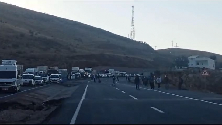 Siirt-Kurtalan Çile Yolu! Yol Çalışması Nedeniyle Yüzlerce Araç Uzun Kuyruk Oluşturdu