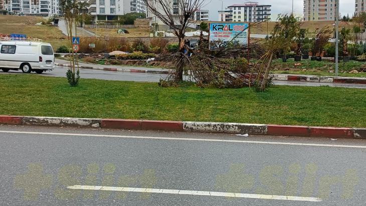 Siirt'te fırtına otobüs durağını devirdi
