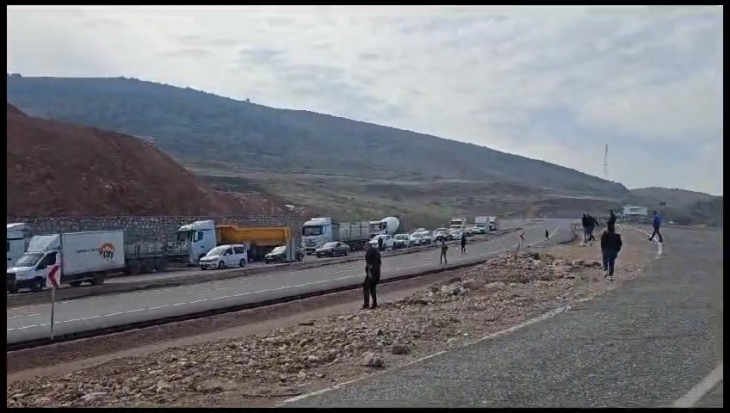 Siirt'te Yol Çalışması Nedeniyle Yüzlerce Araç Uzun Kuyruk Oluşturdu