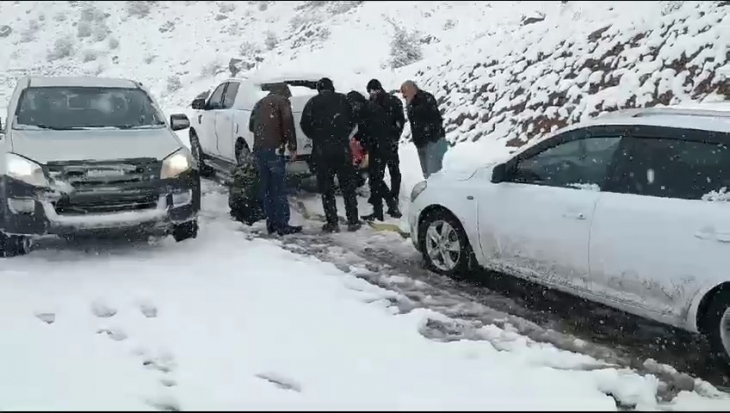 Siirt'te karda mahsur kalan 8 araç ekipleri tarafından kurtarıldı