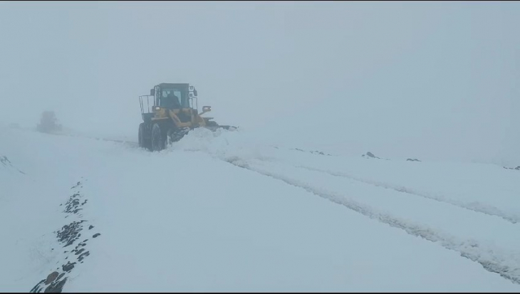 Siirt'te karda mahsur kalan 8 araç ekipleri tarafından kurtarıldı