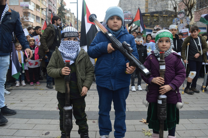 Siirt'te binlerce çocuk ve aileleri Gazze'de katledilen çocuklar için yürüdü