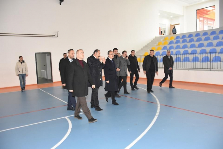 Vali Kızılkaya, Siirt'te Yeni Açılan Çok Amaçlı Spor Salonu'nda İncelemelerde Bulundu