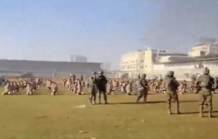 Hepsi yarı çıplak, tank namluları karşısında çaresizce beklediler! Stadyumda insanlık dışı görüntüler: İsrail'in zulmü sosyal medyayı ayağa kaldırdı