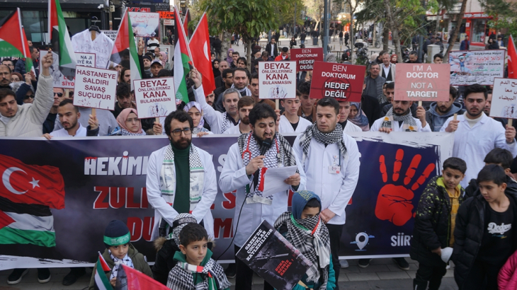 Siirt'te Görevli Doktorlar 4 Dilde hazırladıkları dövizlerle Filistin için 'Sessiz Yürüyüş' Düzenlendi!