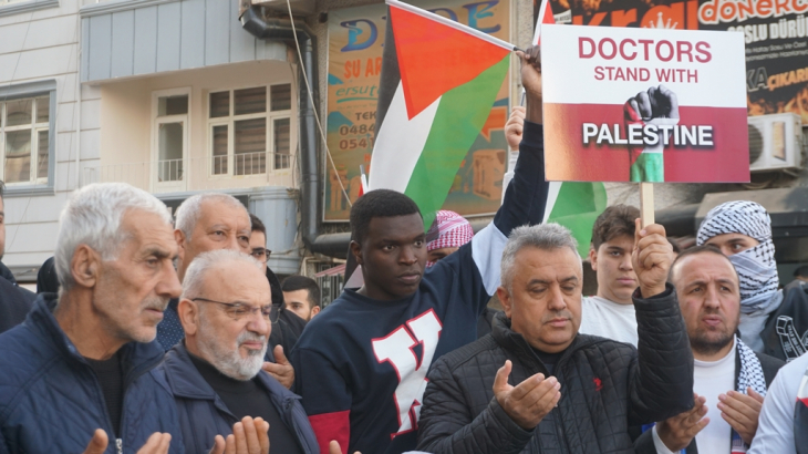Siirt'te Görevli Doktorlar 4 Dilde hazırladıkları dövizlerle Filistin için 'Sessiz Yürüyüş' Düzenlendi!