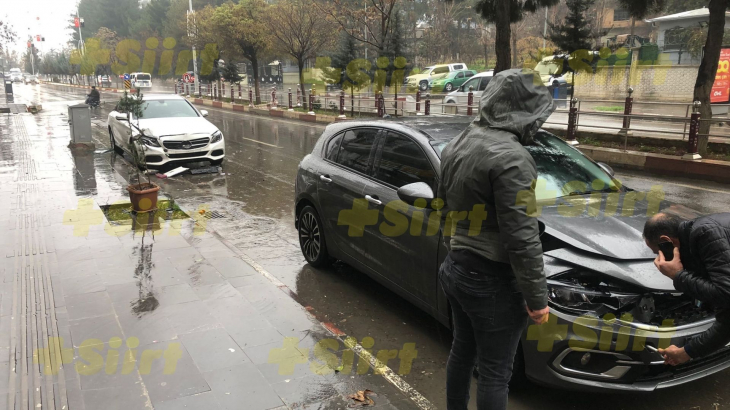 Siirt'te transit park halindeki 4 araca çarptı! Araçlarda büyük maddi hasar oluştu