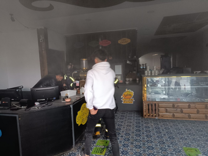 Siirt'te Akaryakıt İstasyonu Yanındaki Kafede Yangın