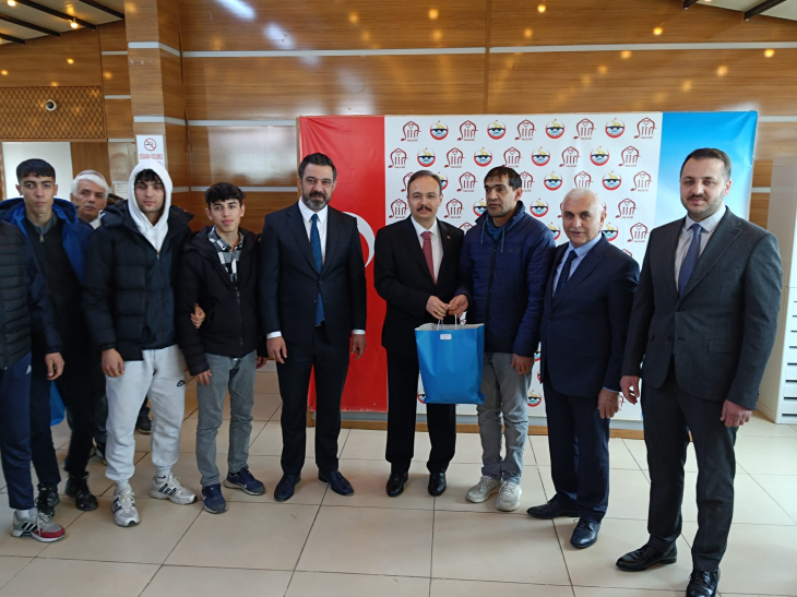 Siirt'te 19 Spor Kulübüne 1 Milyon 37 Bin TL'lik Malzeme Yardımı Yapıldı