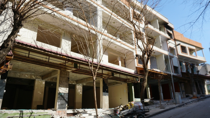 Siirt'te kentsel dönüşüm çalışmaları kapsamında boşaltılan adreslerde yıkım başladı