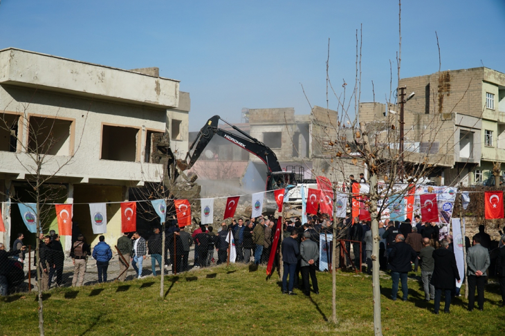 Siirt'te kentsel dönüşüm çalışmaları kapsamında boşaltılan adreslerde yıkım başladı