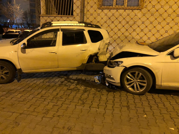 Siirt'te İki Araç Çarpıştı: Kazada Park Halindeki 2 Araç Daha Zarar Gördü, 1 Yaralı