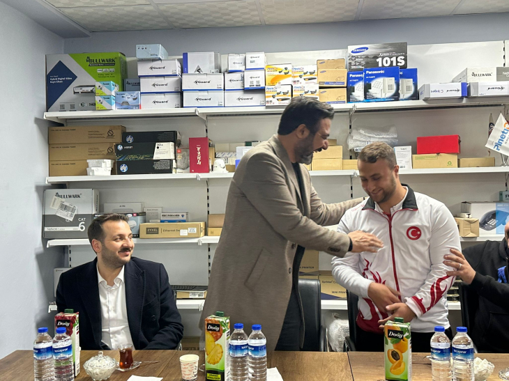 Siirtspor'un Tüm Borcunu Kapatan Ekrem Olğaç Bu Kez de Protez İhtiyacı Olan Siirtli Türkiye Şampiyonu Özel Bireye Destek Oldu