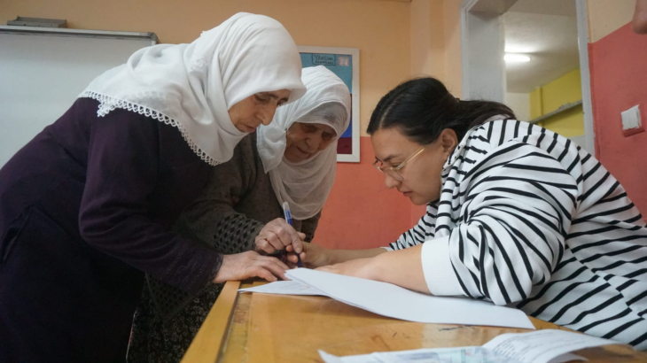 Siirt'te 90 yaşındaki seçmen oy kullanmaya geldi! En yaşlı seçmen olarak kayıtlara geçti