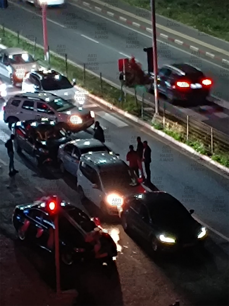 Siirt'in O Bölgesine Trafik Işıkları da Fayda Etmiyor! 4 Araç Birbirine Girdi