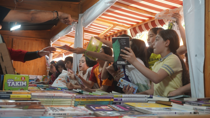 Kitap Fuarı'nda Onur Çocuklara: Küçük Eller, Büyük Umutlarla Kesti Kurdeleyi