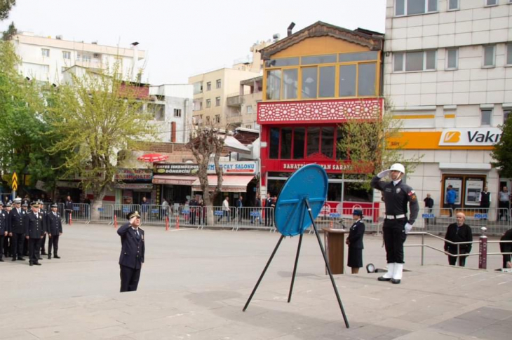 Siirt'te, Polis Haftası Nedeniyle Atatürk Anıtına Çelenk Sunuldu