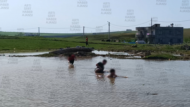 Siirt'te Yağmur Sonrası Su Birikintileri Çocukların Sağlığını Tehdit Ediyor