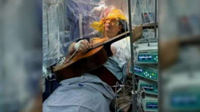 55 yaşındaki müzik öğretmeni, beyin ameliyatını 4 saat boyunca gitar çalarak geçirdi