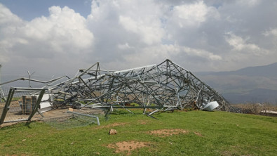 Siirt'te şiddetli rüzgar baz istasyonu direğini devirdi seraları uçurdu