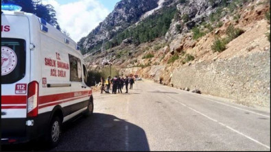 Adana'da üzerine kaya devrilen araçtaki 4 öğretmen öldü