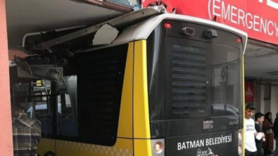 Batman'da Can Kurtaran Otobüs Acilde Sıkıştı