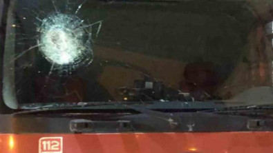 Batman'da izinsiz gösteri: Göstericilerin saldırdığı itfaiye aracının camı kırıldı