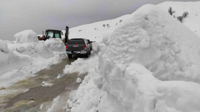 Batman'da kar kalınlığının 2 metreyi aştığı grup köy yolu ulaşıma açıldı
