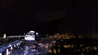 Bitlis-Baykan kara yolunda heyelan kaya parçaları otomobile isabet etti
