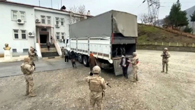 Bitlis - Siirt Karayolunda Tır Dorsesinde 76 Kaçak Köçmen Yakalandı