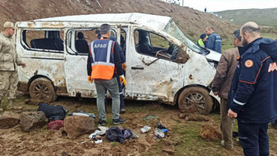 Bitlis'te minibüs şarampole yuvarlandı: 2'si çocuk 13 yaralı
