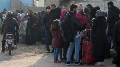 Deprem bölgesinde yaşayan binlerce Suriyeli ülkelerine dönmek için sınır kapılarına akın etti