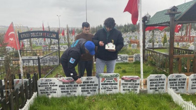 Depremde hayatını kaybeden Korkut'un doğum günü pastası mezarına bırakıldı