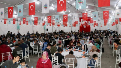 Depremzede ve Siirtli Vatandaşlar İlk İftarını Belediye Çadırında Açtı