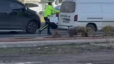 Diyarbakır'da trafik polisi, aracı arızalanan sürücüye yardım etti