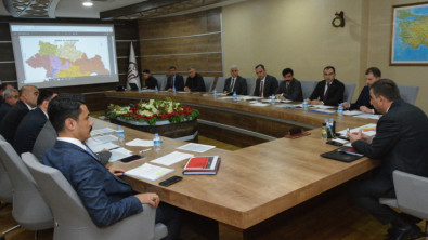 İl Özel İdaresi Yatırımları Değerlendirme Toplantısı, Vali Hacıbektaşoğlu Başkanlığında Yapıldı