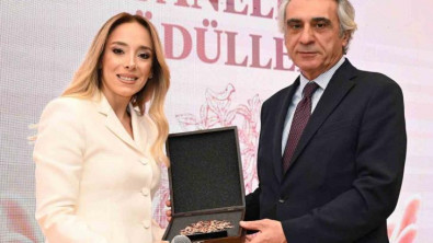 İpek Cıncıkcı'ya  Anadolu'dan Yükselen Kadın Ödülü