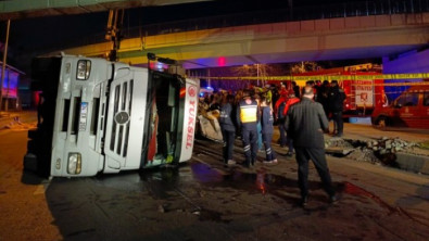 İstanbul Bakırköy'de üst geçide çarpan tır, otomobilin üzerine devrildi: 4 ölü