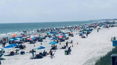 Plajda güneşlenirken rüzgardan uçan şemsiyenin saplandığı kadın feci şekilde öldü