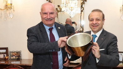 Prag Büyükelçisi Egemen Bağış, Misafirlerine Siirt Perde Pilavı İkramında Bulundu