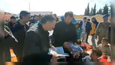 Sağlık Bakanı Koca, Siirt'ten Deprem bölgesine Gönderilen Gezici Kütüphanesinde Eğitim gören Çocukları Ziyaret Etti