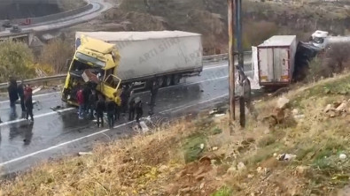 Siirt Bitlis Karayolunda İki Tır Kafa Kafaya Çarpıştı: Uluslararası Yol Trafiğe Kapandı