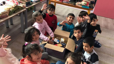 Siirt Dadaşlar ilkokulu minikleri ramazan kolileri hazırladılar