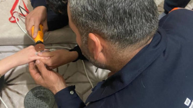 Siirt'te 21 Yaşındaki Genç Kızın eline Sıkışan Yüzüğü İtfaiye Ekipleri Çıkardı!