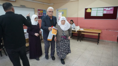 Siirt'te 90 yaşındaki seçmen oy kullanmaya geldi! En yaşlı seçmen olarak kayıtlara geçti